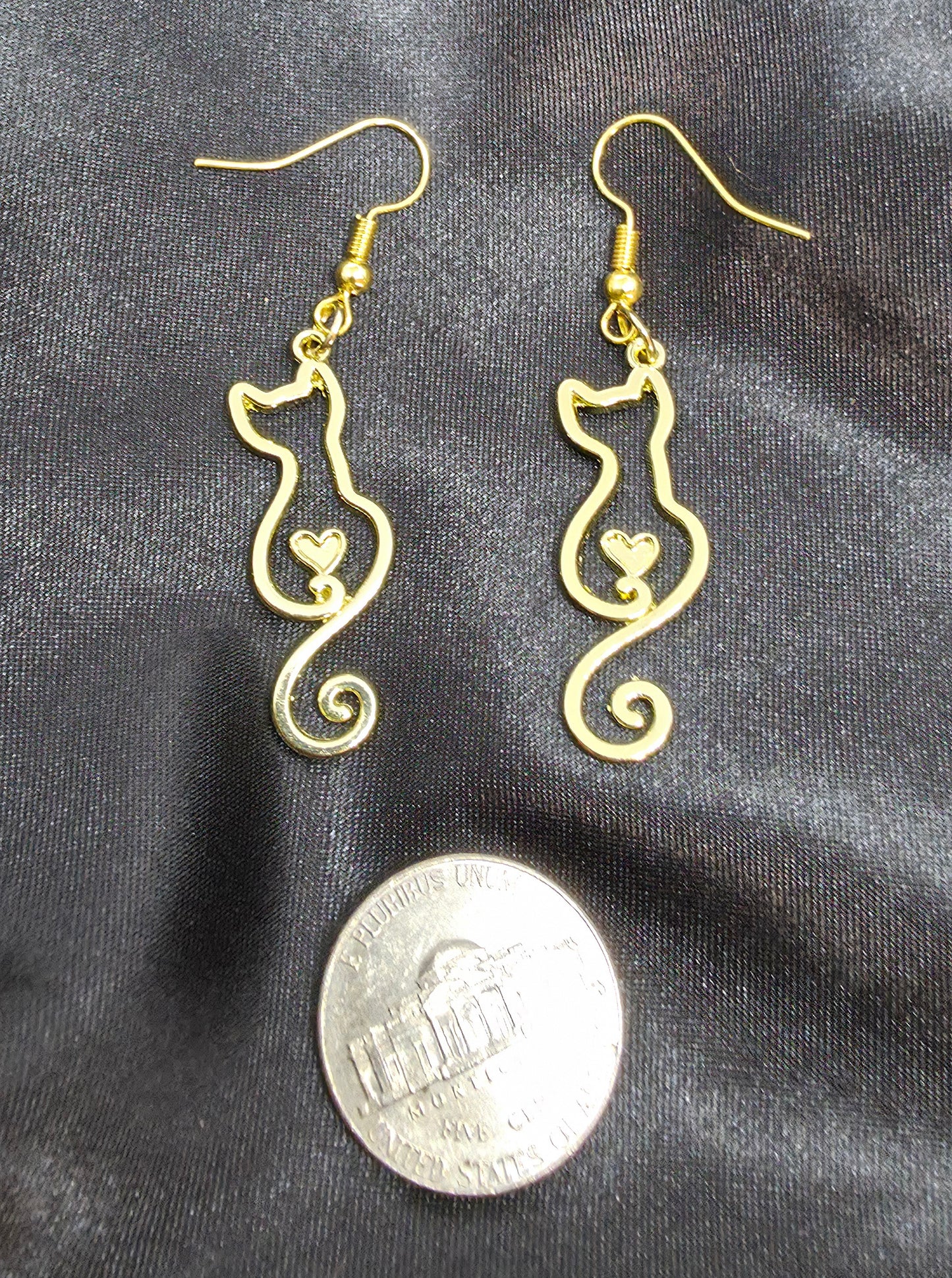 Kitty with heart earrings